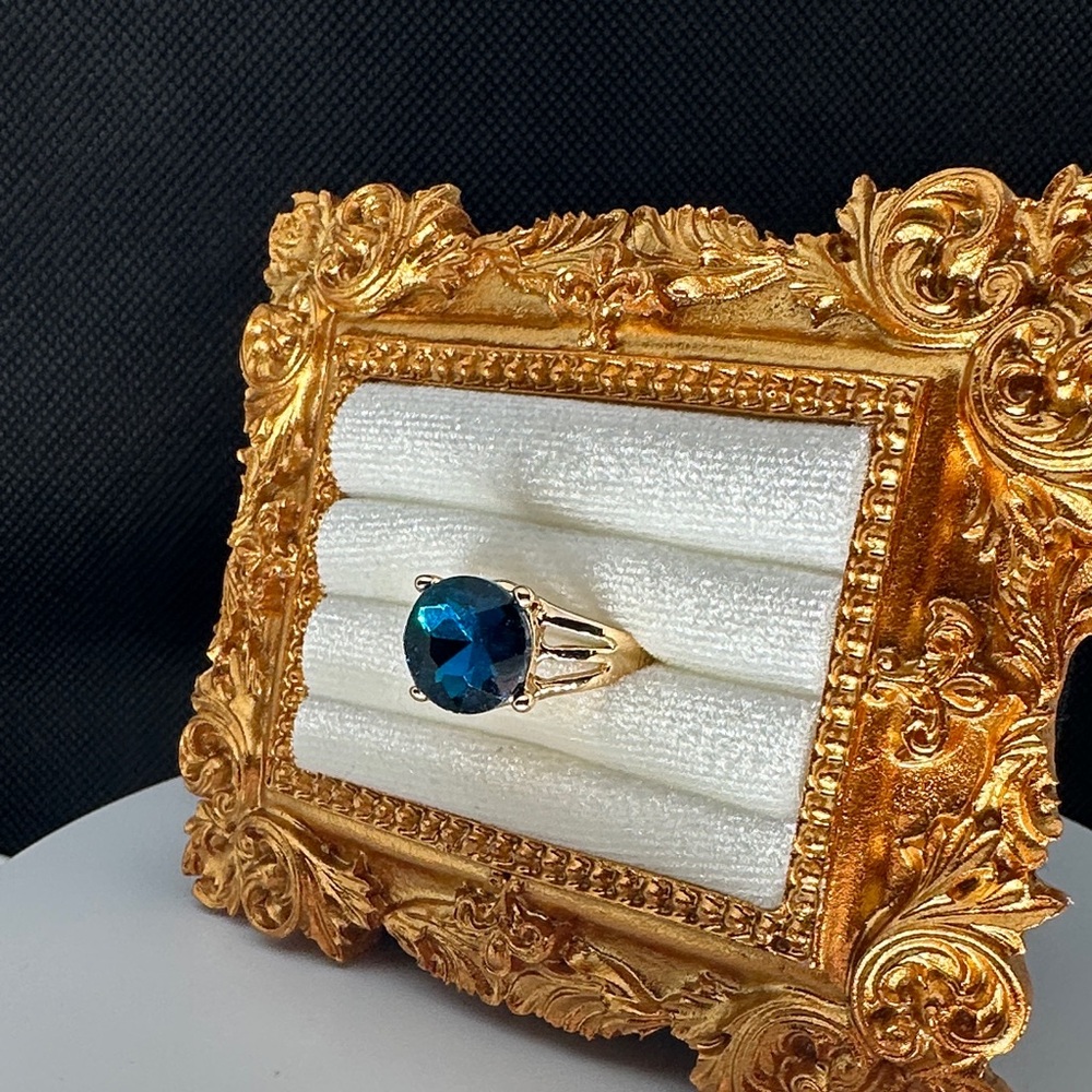 Royal Blue Colored Glass Inlaid Zinc Alloy Women's Ring Size 7.5 NWOT Golden